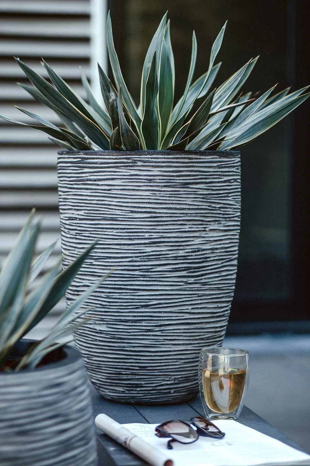 Capi Bloempot Nature Elegant Rib NL - D34 X H46cm - Antraciet 2 Capi Bloempot Nature Elegant Rib NL - D34 X H46cm - Antraciet - Afbeelding 2